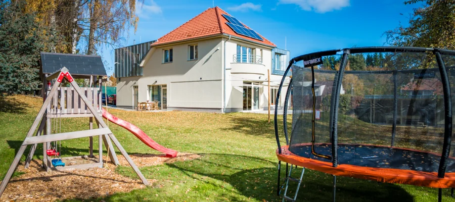 Zahrada s dětským hřištěm a trampolínou